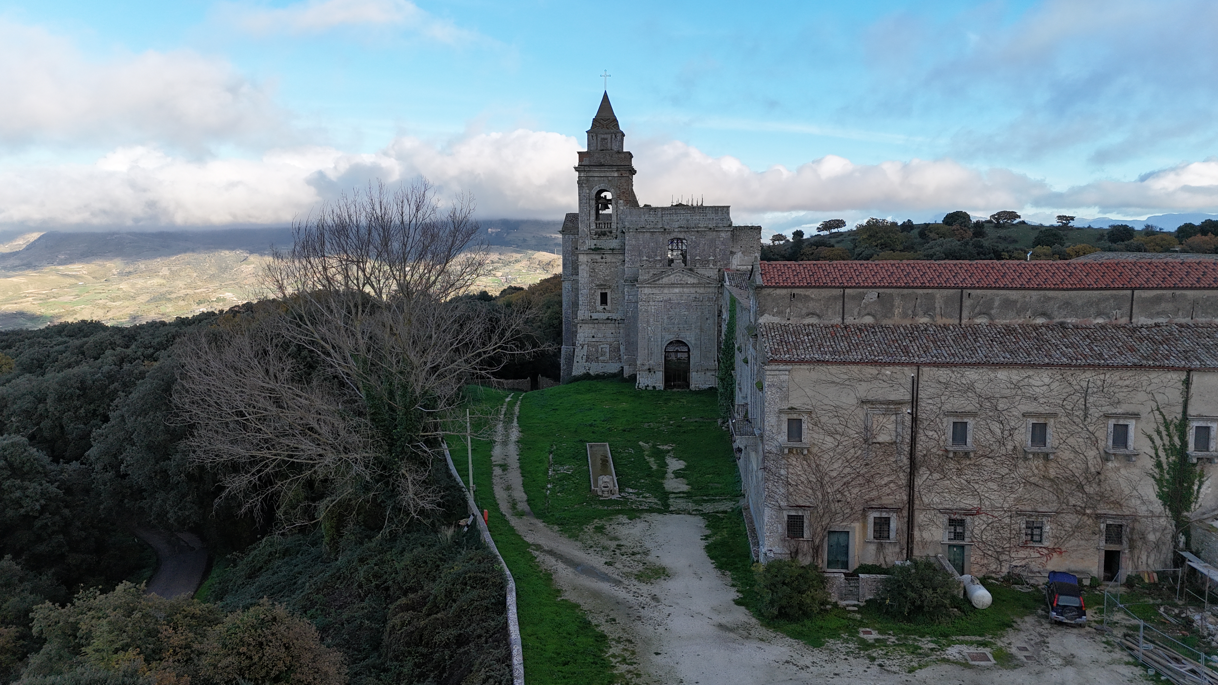 Panorama dalla Abbazia di Santa Maria del Bosco con vista sulle colline di Contessa Entellina