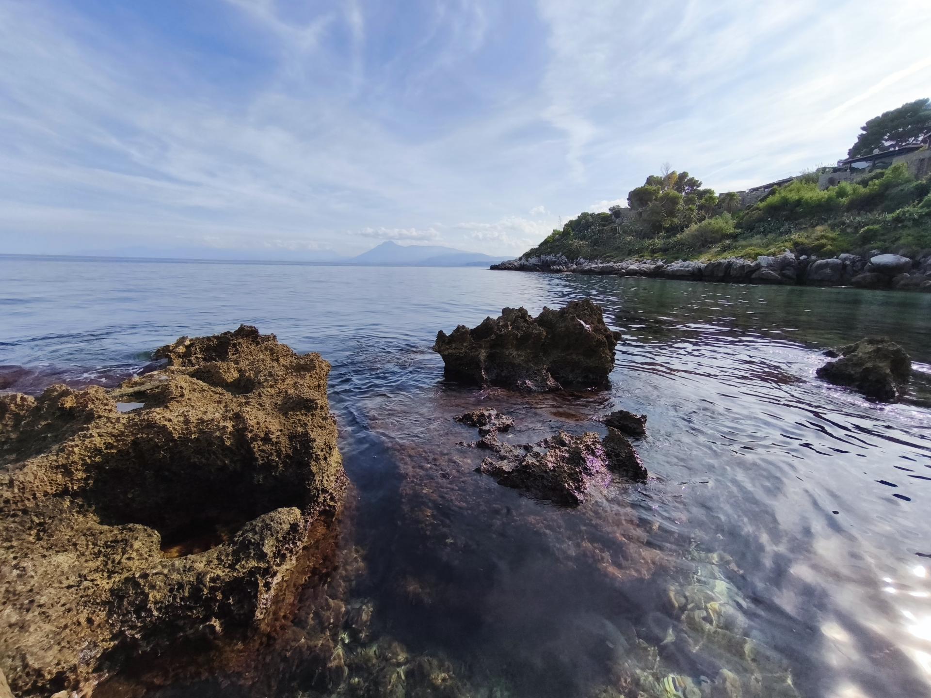 Caletta di Sant’Elia a Porticello, mare cristallino e scogli sul litorale vicino Palermo