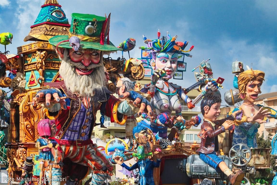 Carri in cartapesta, opere del carnevale di sciacca
