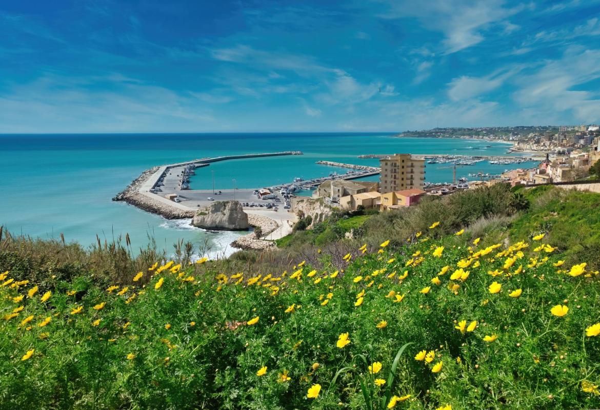 vista panoramica di Sciacca tra natura e costa siciliana