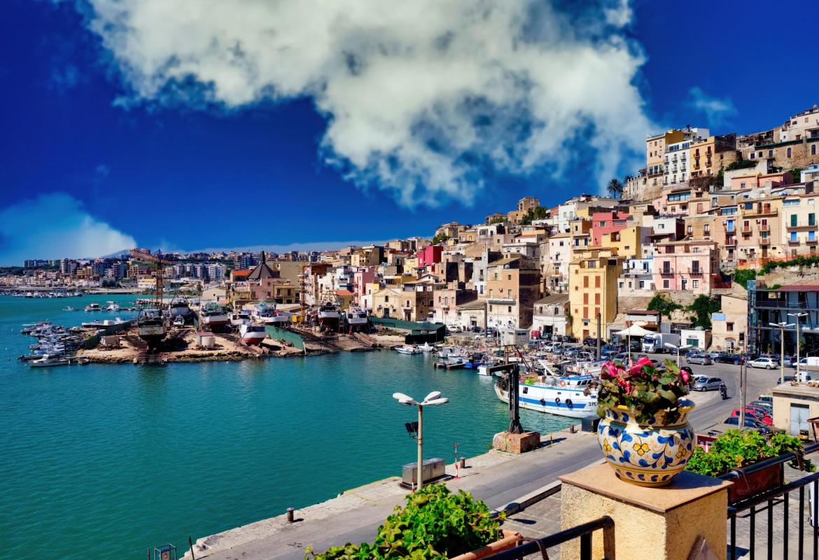 porto di Sciacca con mare cristallino e barche