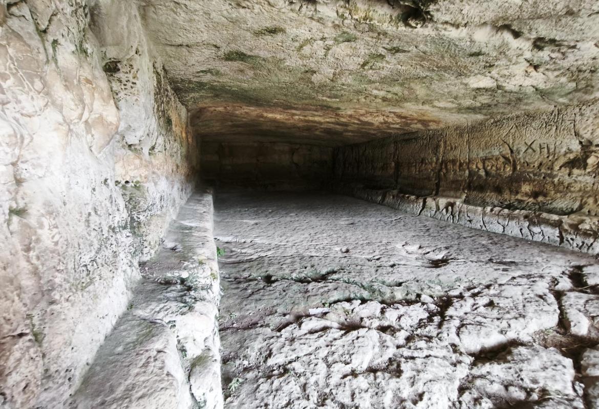 Resti del Gymnasium della Cava d'Ispica, testimonianza dell'antico insediamento rupestre in Sicilia.