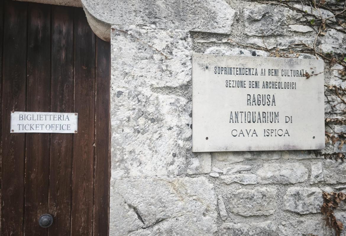 Ingresso della Cava d'Ispica, uno dei più importanti parchi archeologici e naturalistici della Sicilia.