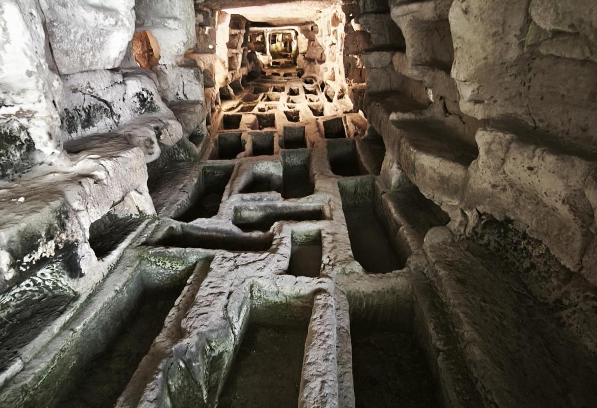 Antica necropoli rupestre della Cava d'Ispica, sito archeologico immerso nella natura della Sicilia sud-orientale.