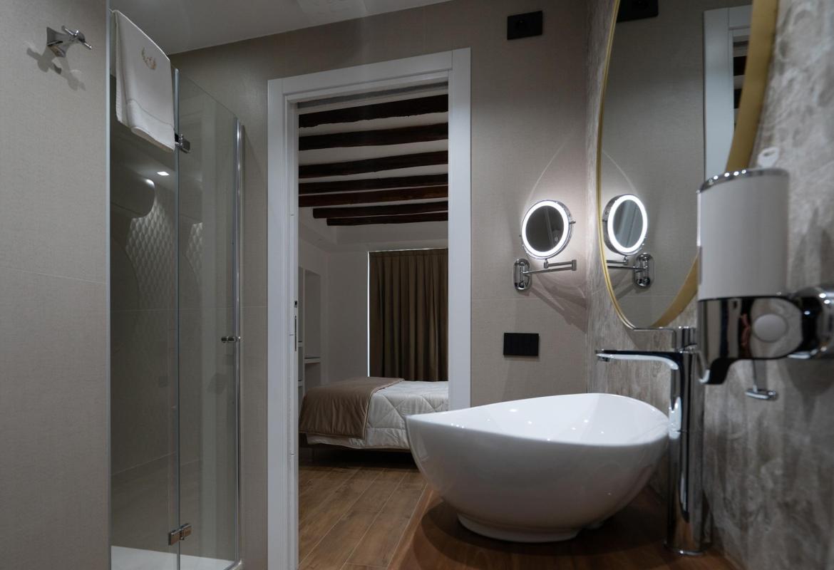 bagno con doppio specchio e lavabo moderno in camera nel centro di Sciacca