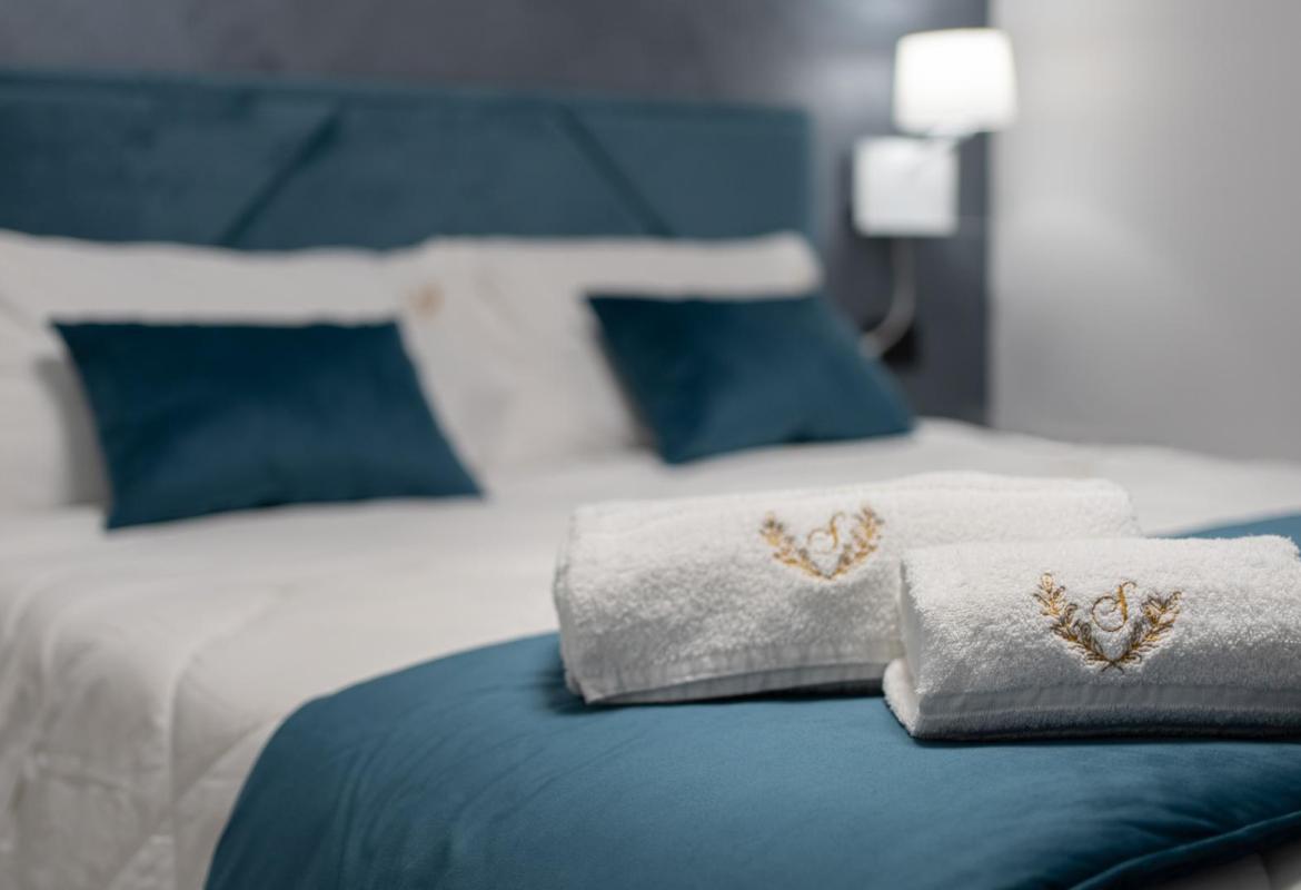 letto con cuscini decorativi e stile curato in struttura a Sciacca