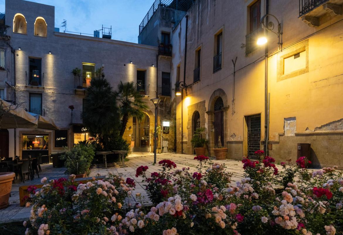 struttura nel centro storico di Sciacca illuminata di sera Sofì Center Rooms