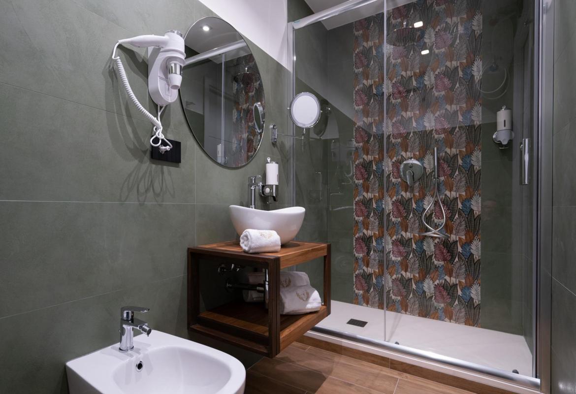 bagno elegante con lavabo moderno in camera b&b a Sciacca
