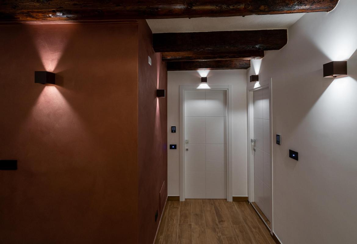 corridoio interno elegante con illuminazione soffusa struttura a Sciacca