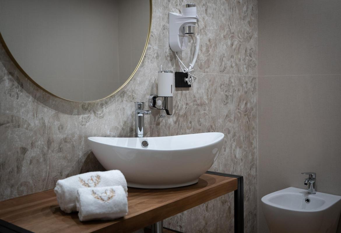 bagno luminoso con finiture eleganti in affittacamere a Sciacca