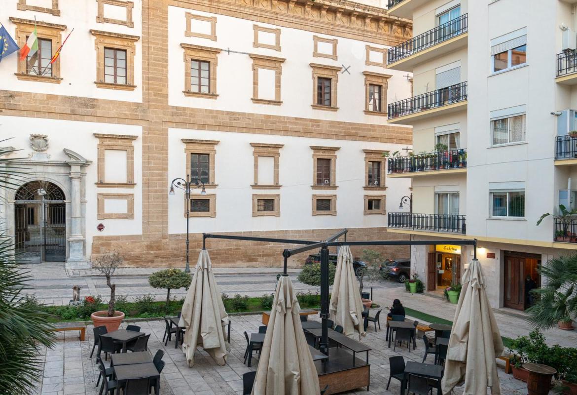 vista sulla piazza principale di Sciacca dal balcone della camera