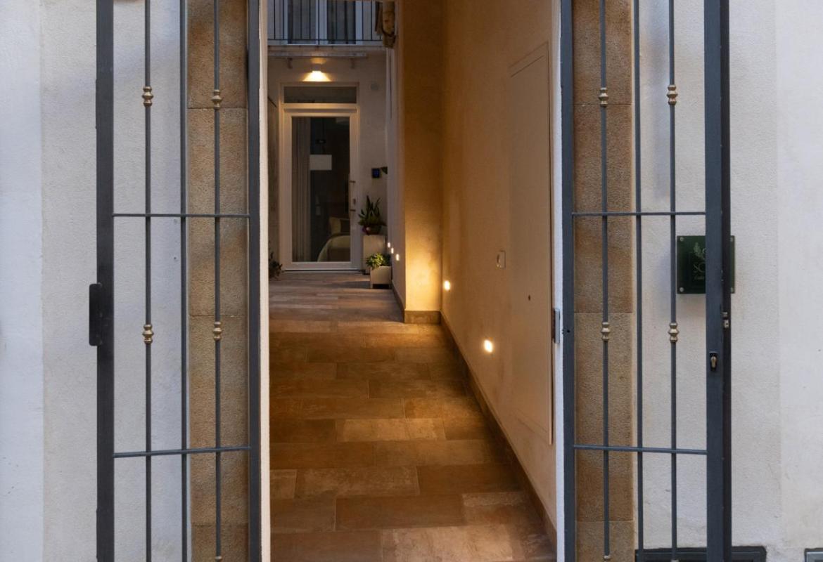 ingresso con portale storico in edificio nel centro di Sciacca