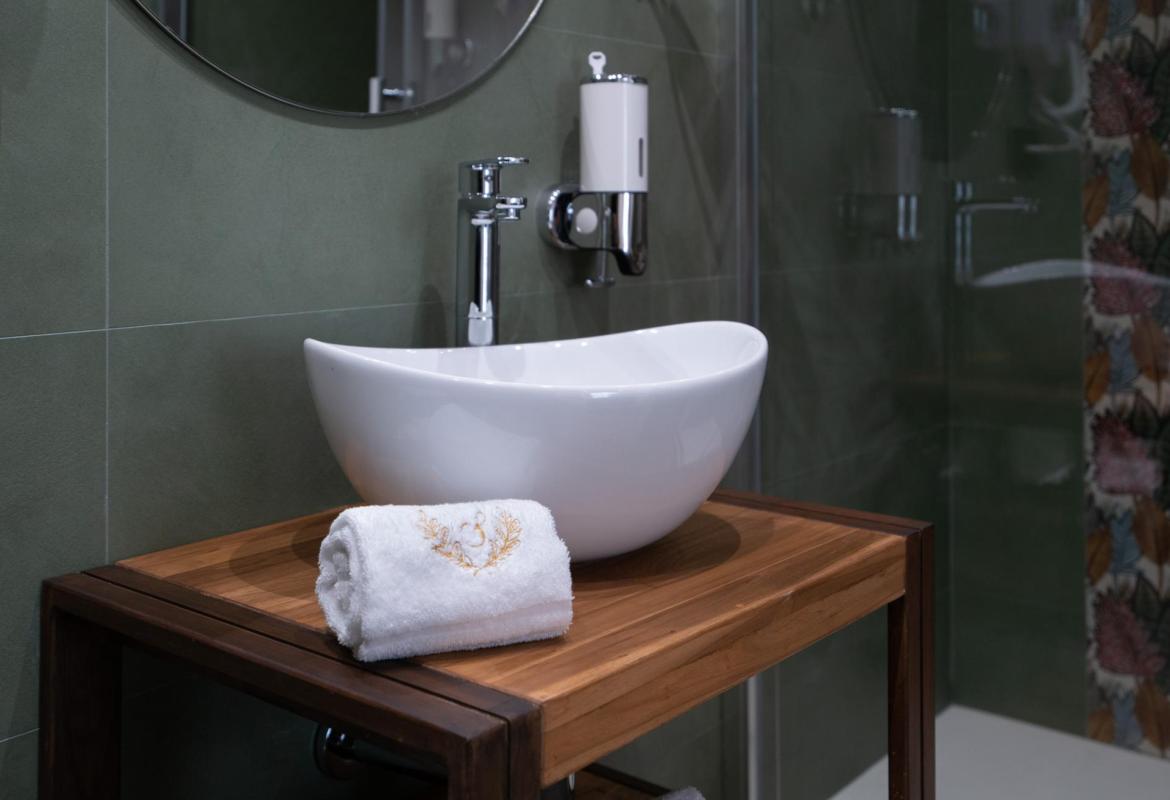 lavabo su mobile in legno in bagno moderno di camera b&b a Sciacca