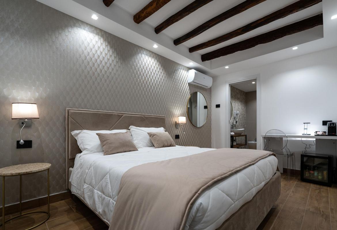 camera spaziosa con travi in legno e letto matrimoniale a Sciacca centro