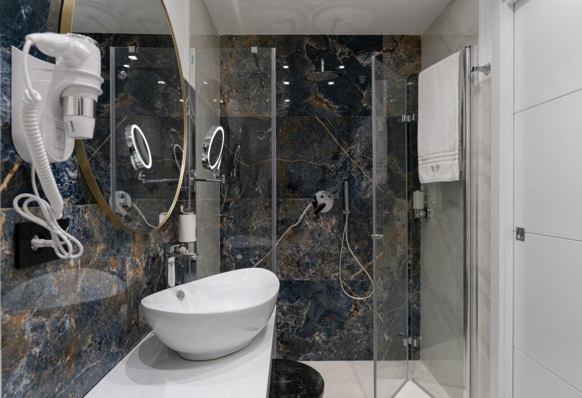 bagno accessibile con doccia a pavimento per mobilità ridotta a Sciacc