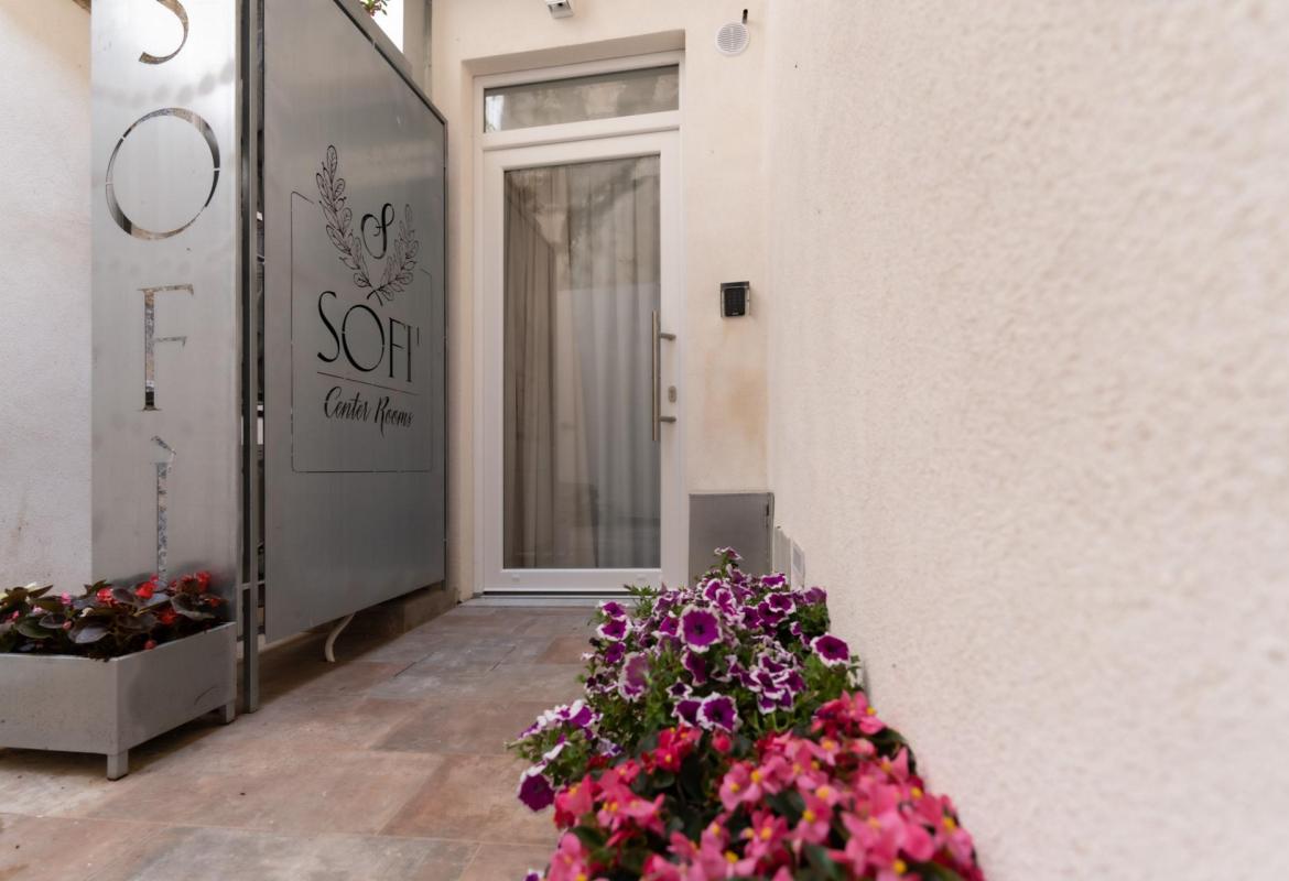 facciata con ingresso decorato e dettagli floreali nel centro di Sciacca