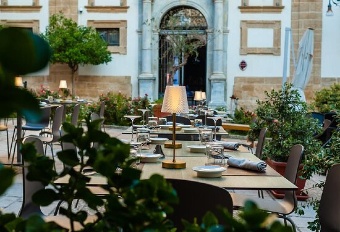 locale elegante con spazio esterno per cenare a Sciacca