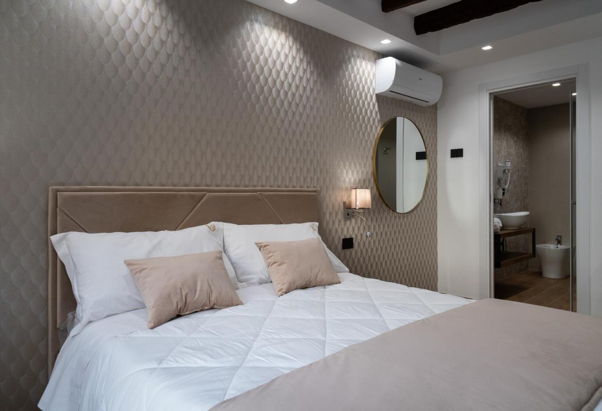 letto matrimoniale moderno in camera nel centro storico di Sciacca