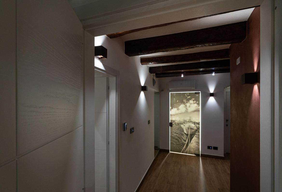 corridoio con illuminazione calda e atmosfera intima nel centro di Sciacca