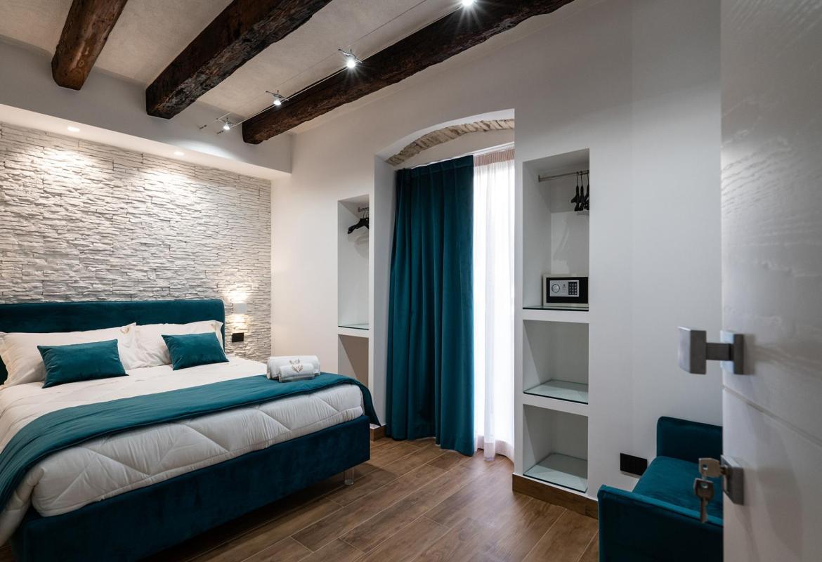 interno elegante con luci soffuse in palazzo storico nel centro di Sciacca  