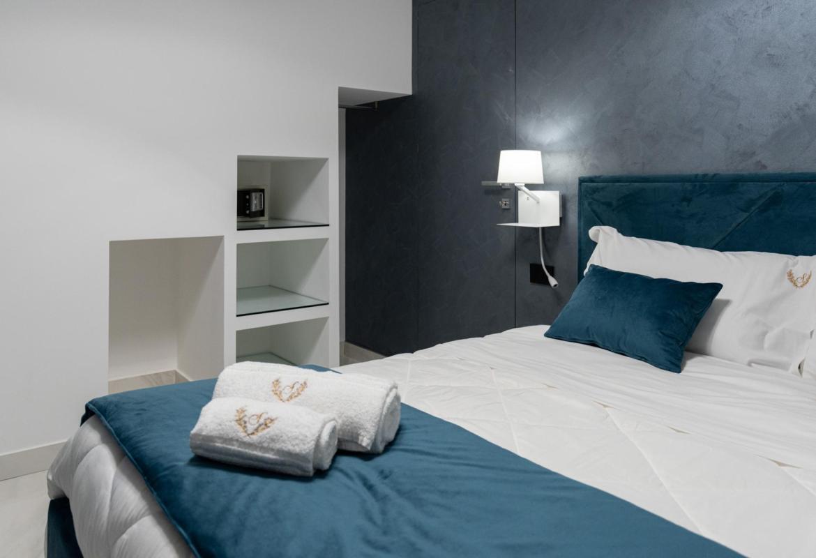 zona notte con tonalità fresche e arredo moderno a Sciacca