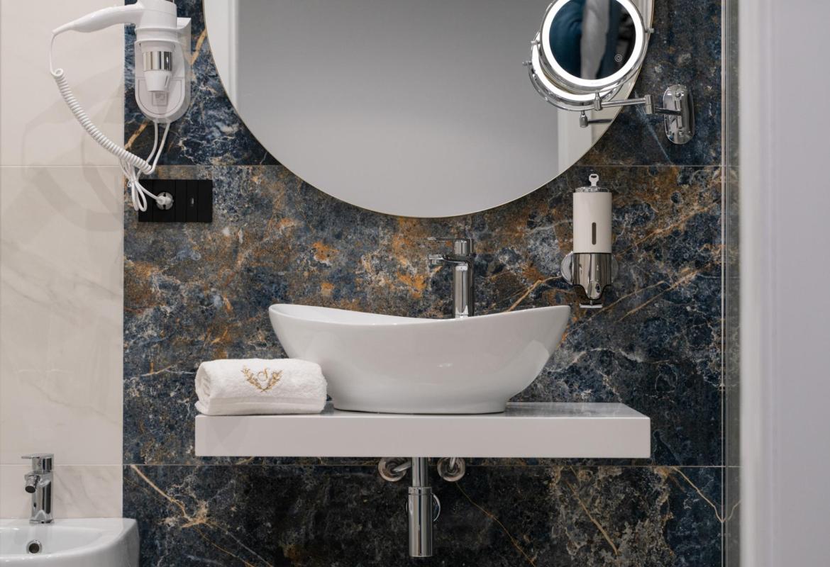 lavabo ribassato con specchio per utilizzo comodo e accessibile a Sciacca