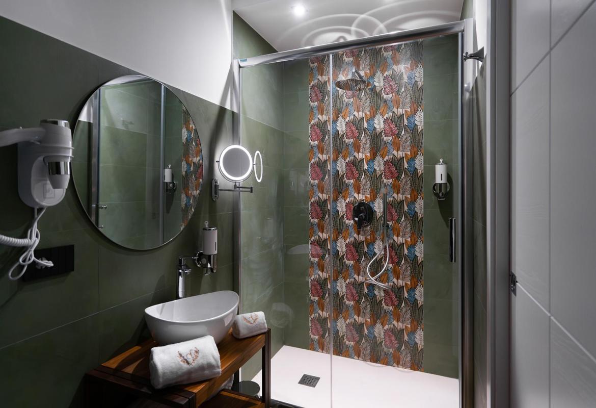 bagno con maioliche decorative tipiche siciliane in camera nel centro di Sciacca