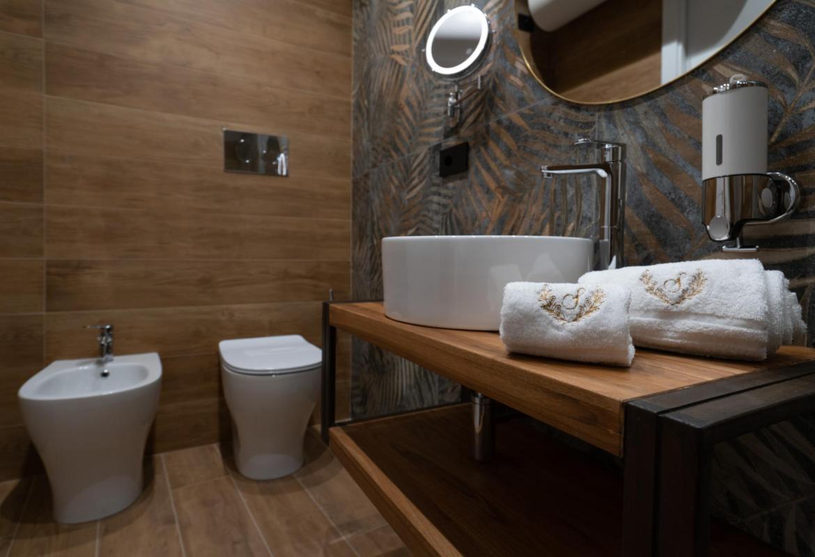 lavabo con specchio e dettagli eleganti in bagno di camera a Sciacca