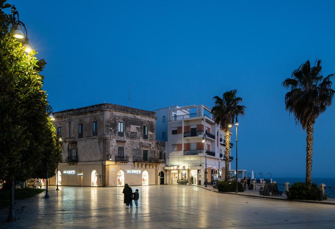 piazza Scandaliato a Sciacca illuminata la sera nel centro storico