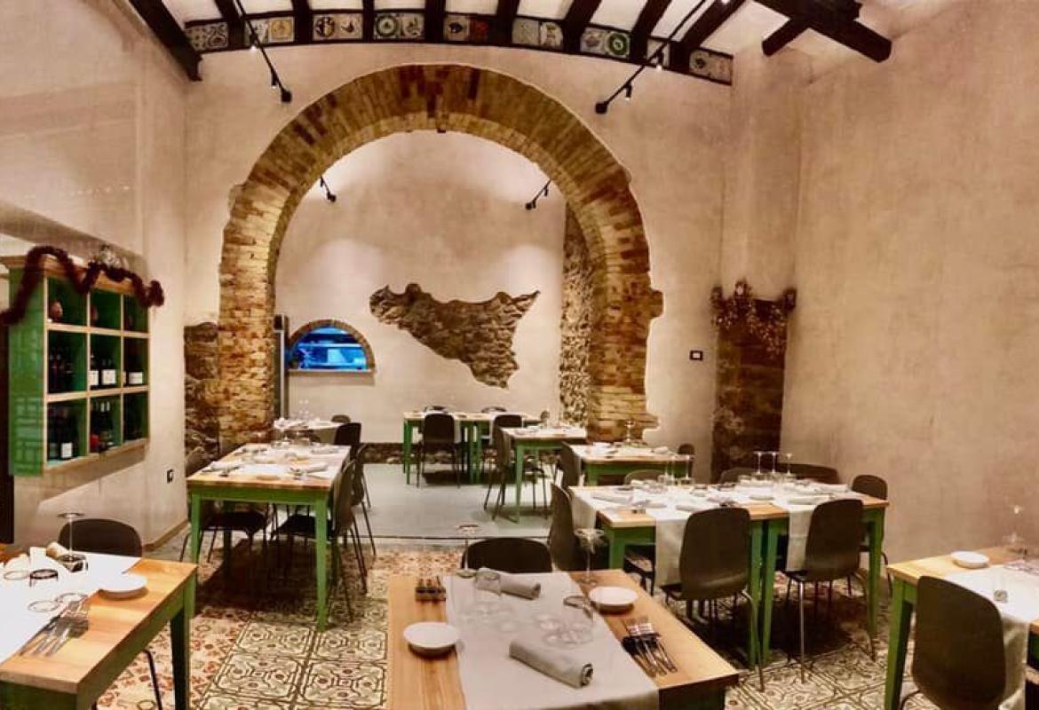 sala interna ristorante con archi in stile siciliano a Sciacca