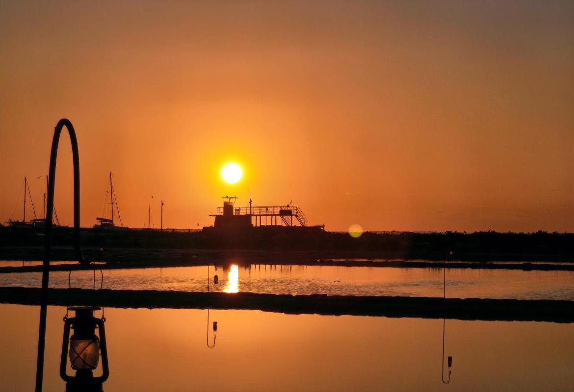 Tramonto sulle Saline di Nubia con riflessi dorati e paesaggio della Sicilia occidentale