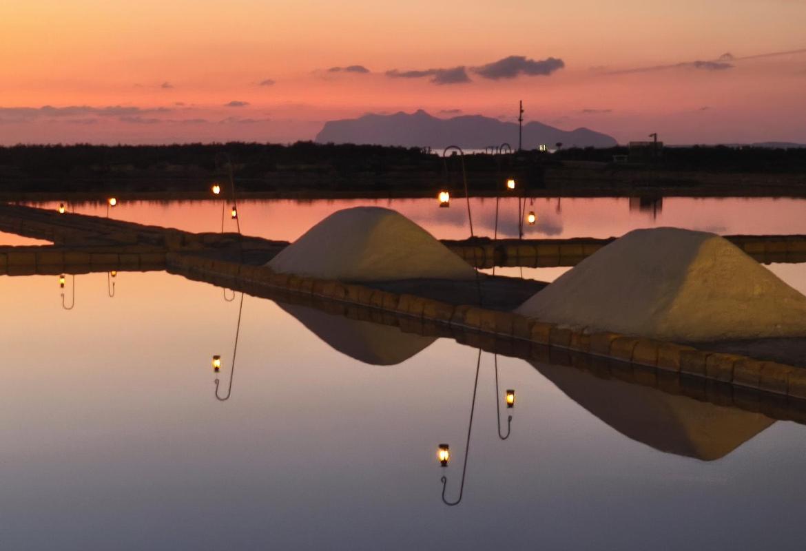 Saline di Marsala al tramonto con cumuli di sale e panorama della Sicilia occidentale