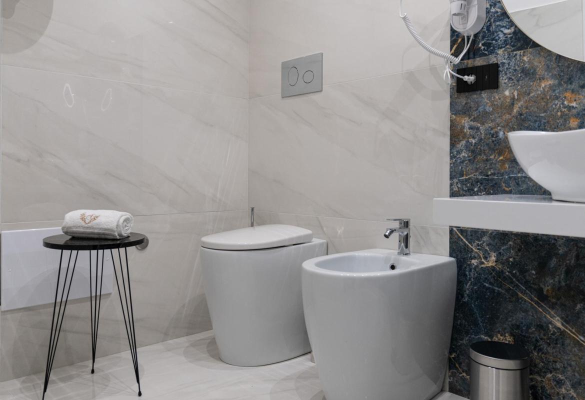 bagno funzionale con sanitari moderni e spazi ben organizzati a Sciacca