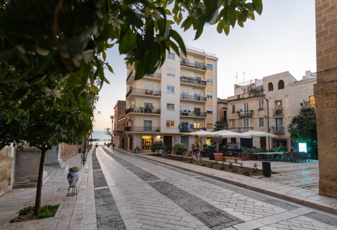 via del centro storico di Sciacca con edifici e passeggiata pedonale