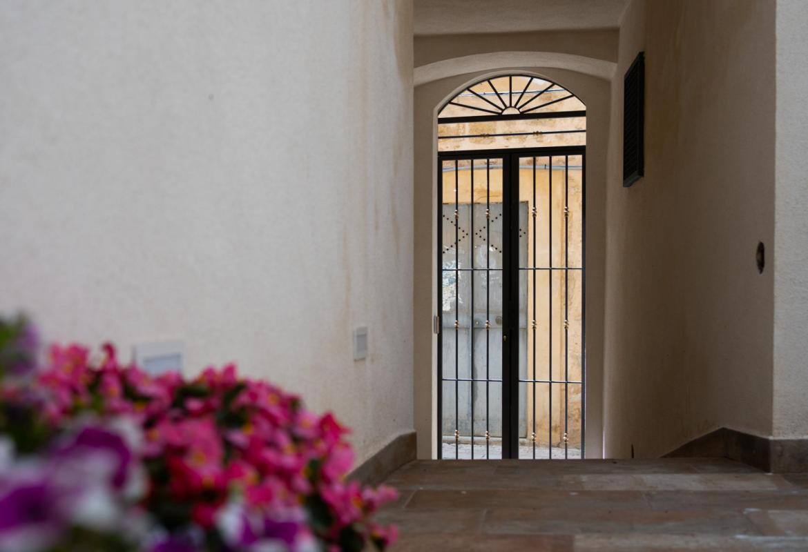 ingresso con portale storico in palazzo nel centro di Sciacca