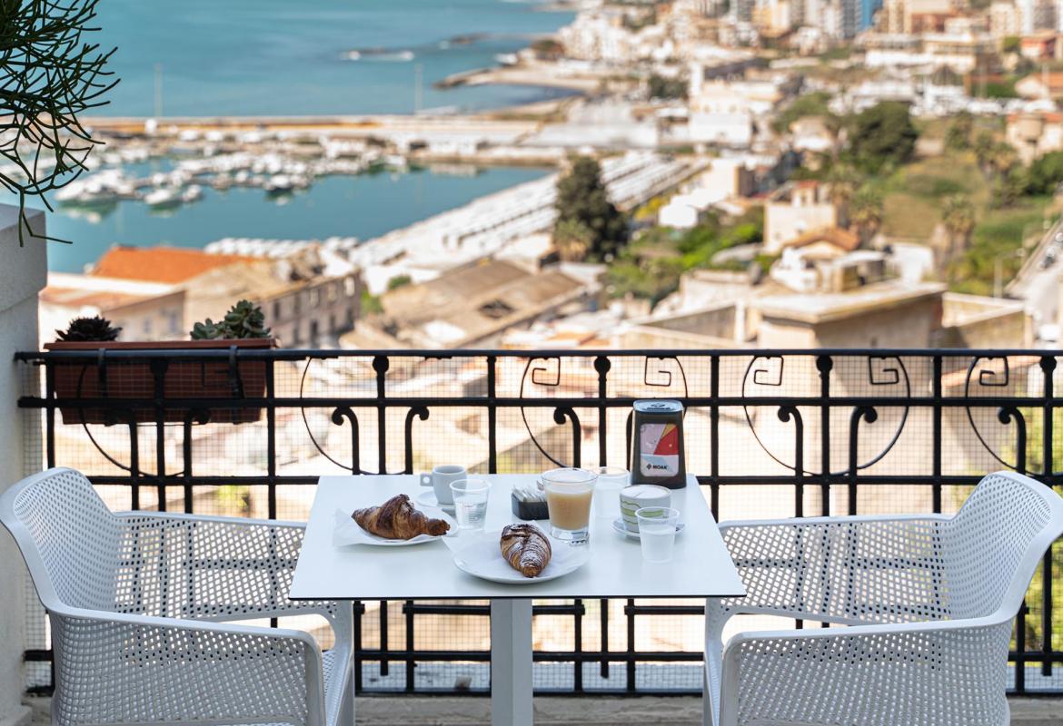 colazione in terrazza con vista mare a Sciacca vicino piazza Scandaliato