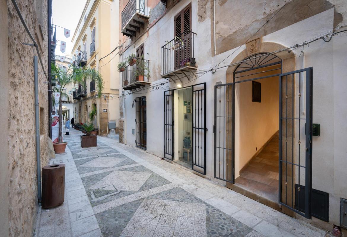 via tipica di Sciacca con artigiani e negozi tradizionali nel centro