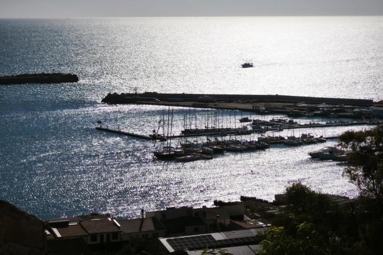 Porto turistico di Sciacca con barche e mare illuminato dal sole