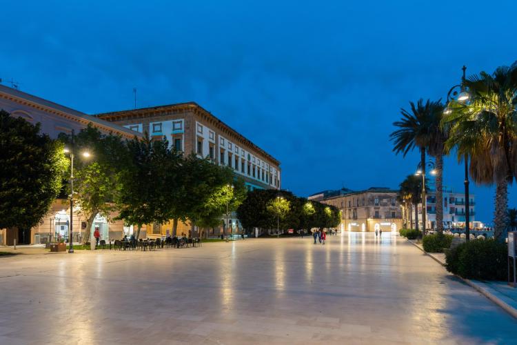 Piazza Angelo Scandaliato a Sciacca al tramonto durante una serata autunnale