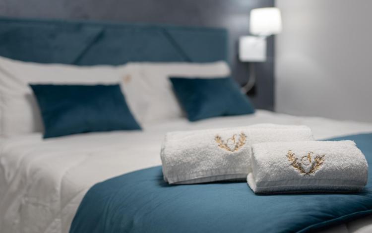 letto matrimoniale con cuscini azzurri e dettagli accoglienti