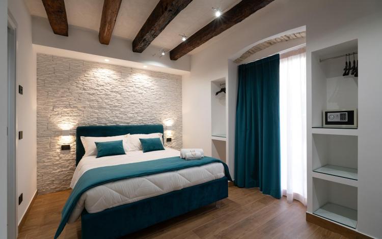 camera accogliente con travi a vista e stile moderno raffinato