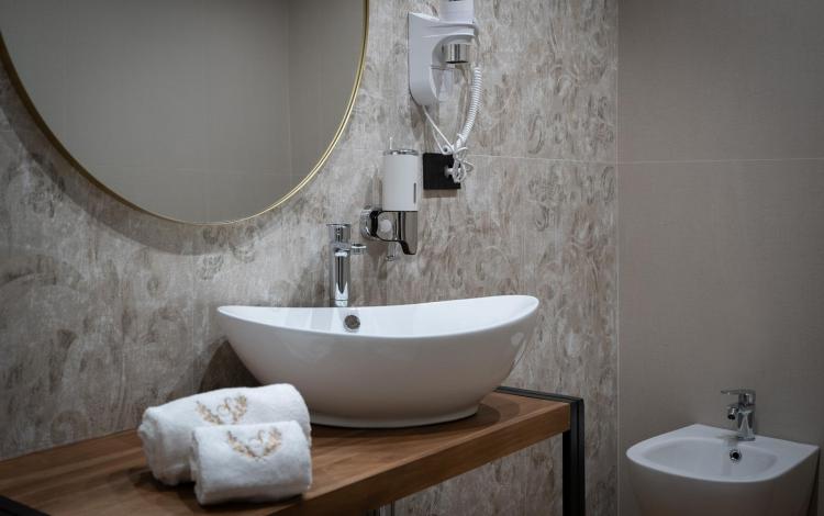 bagno moderno con lavabo e specchio in b&b a Sciacca centro storico
