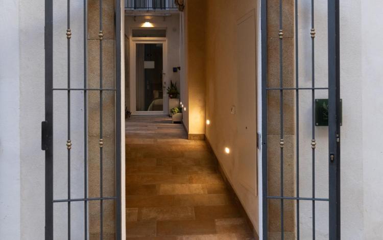 porta storica di edificio tipico con dettagli architettonici siciliani