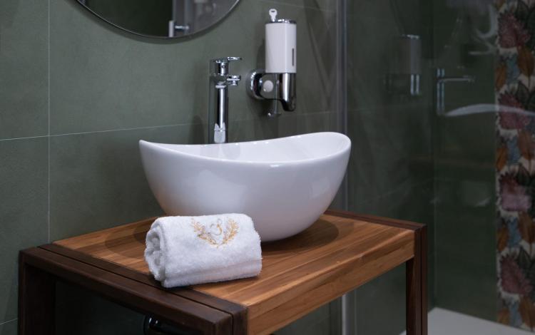 lavabo da appoggio con finiture eleganti in ambiente bagno