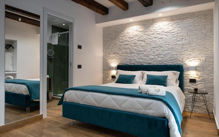 camera con bagno privato moderno e dettagli di design contemporaneo