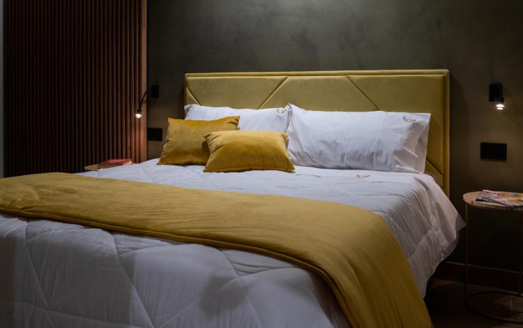 letto matrimoniale con biancheria curata e dettagli accoglienti
