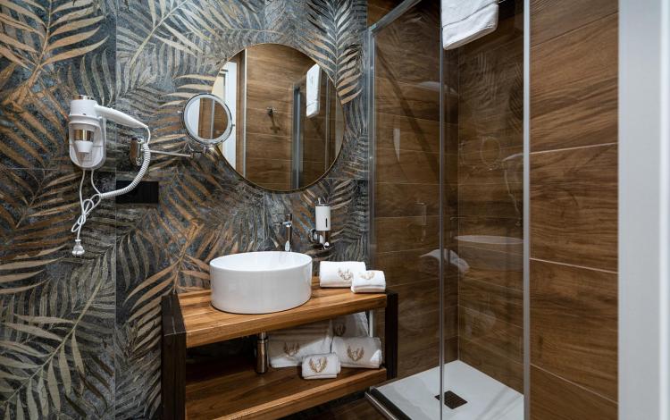 doccia moderna con rivestimenti di design e finiture raffinate