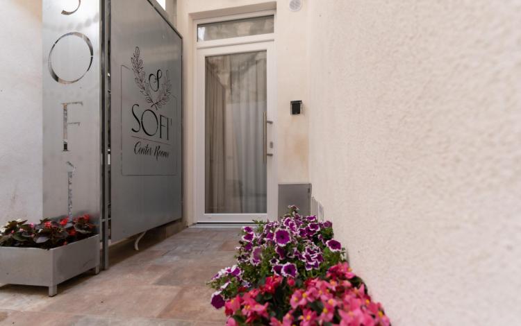 ingresso elegante nel centro storico con decorazioni floreali