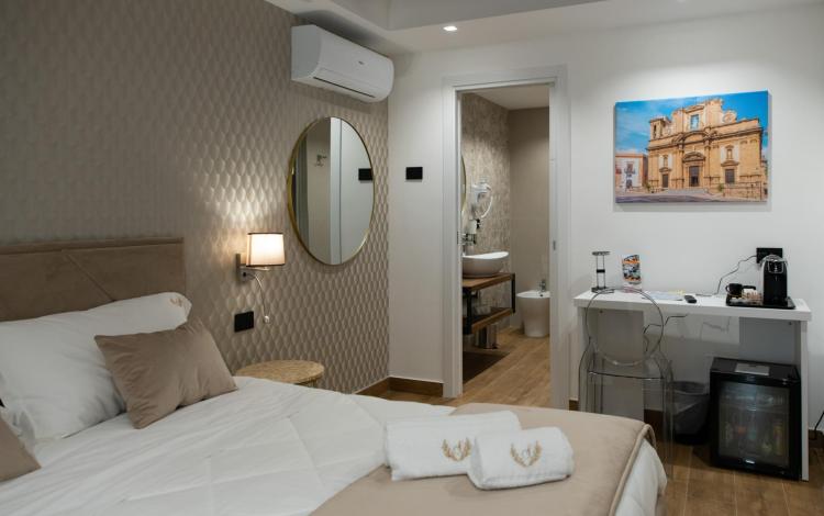 zona notte con letto matrimoniale e illuminazione soffusa