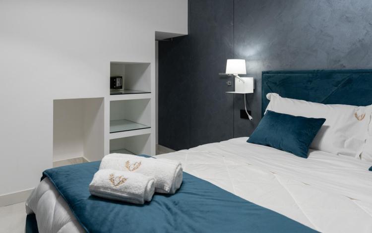 camera accogliente con illuminazione calda e atmosfera rilassante